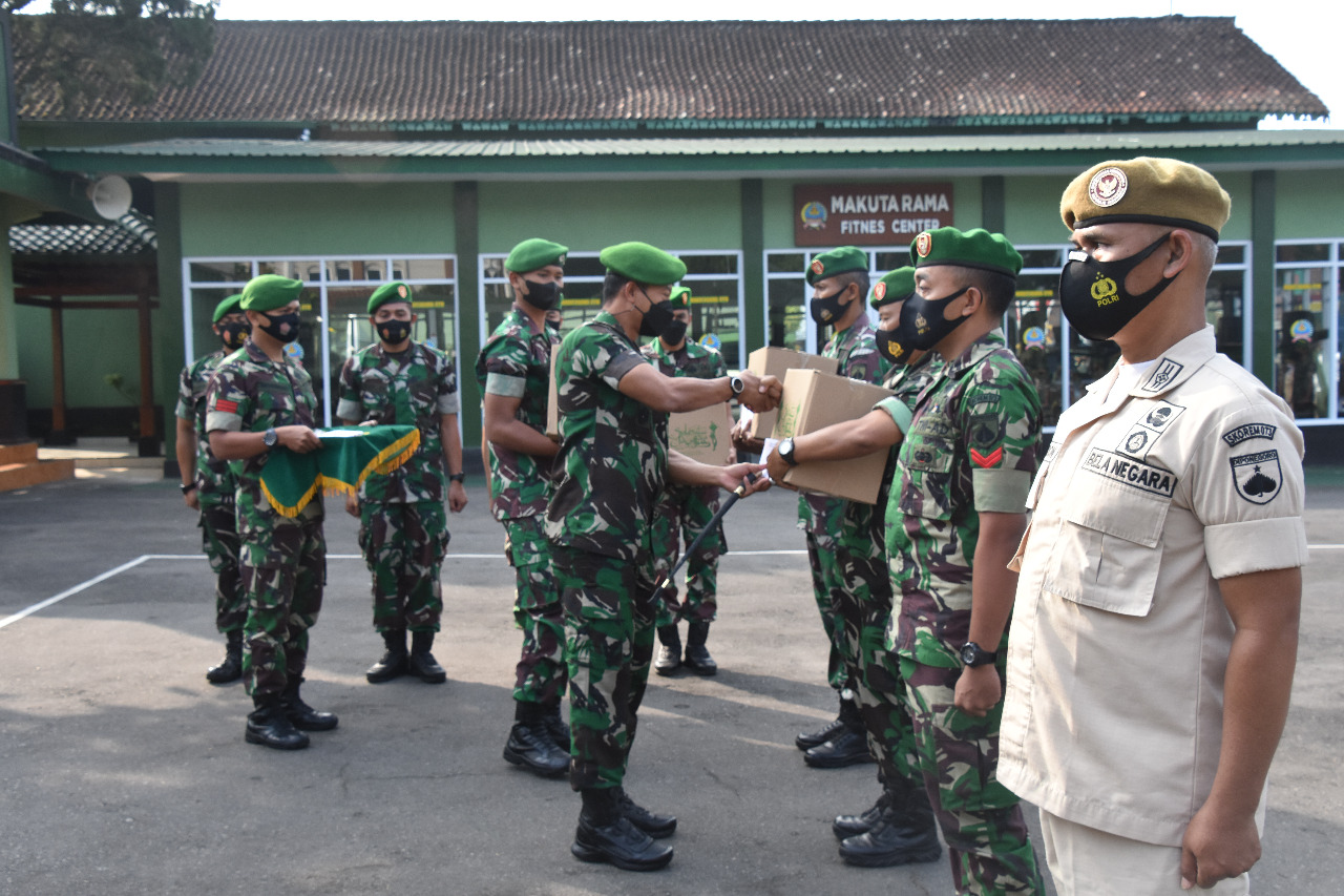 Danrem 073/Makutarama Bagikan Bingkisan Lebaran Sekaligus Pamitan Kepada Prajurit dan PNS